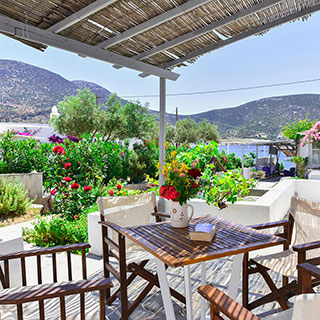 Véranda avec vue sur la mer à Sifnos studios